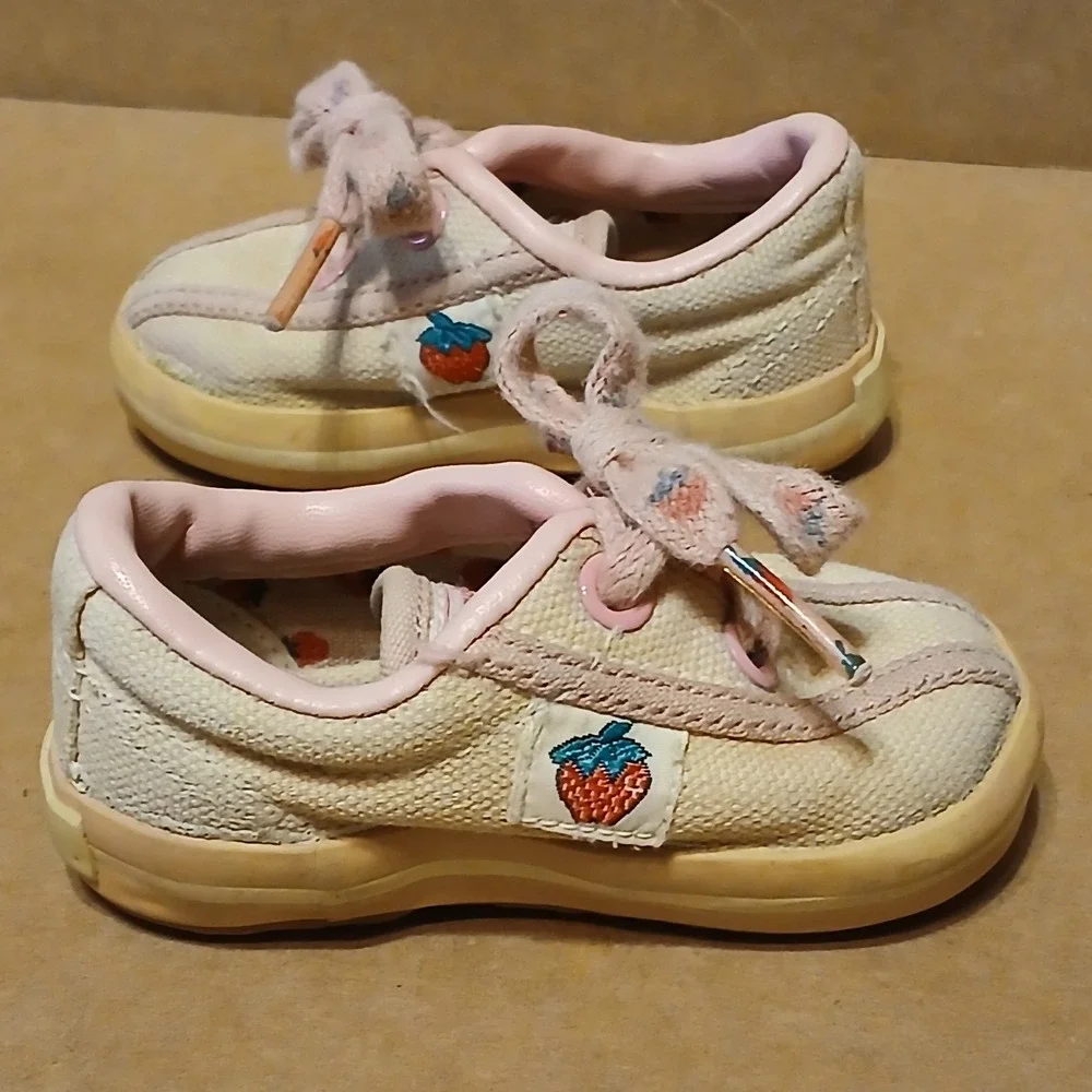 Stride Rite Strawberry Shortcake Baby Sneakers Vintage 1980s Pink Size 2 M
